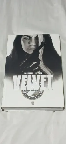 R$ 100 - VELVET, Ed Brubaker. Editora Mino