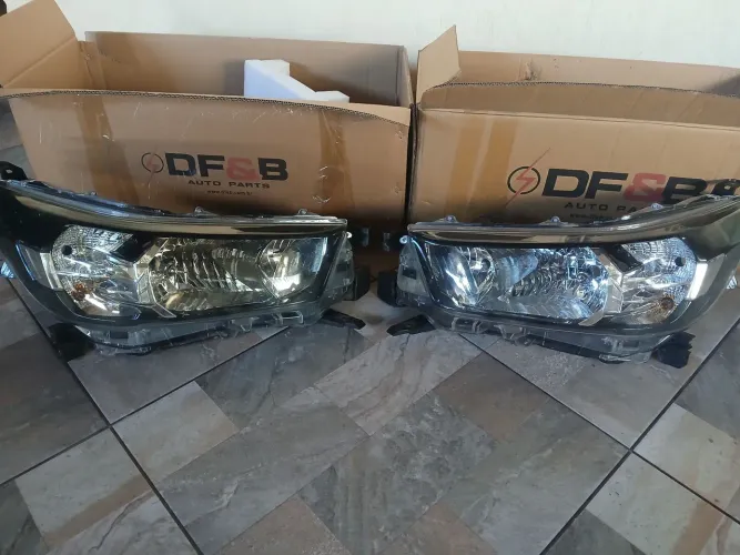 Par de Farol Hilux 2021 a 2025