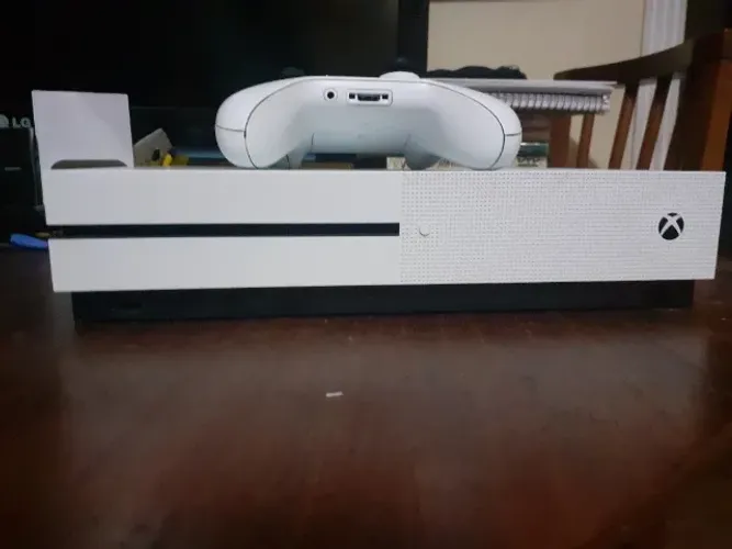 XBox One S 1TB semi-novo com 1 controle na Caixa.