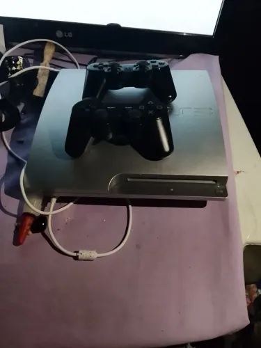Vendo Playstation 3 desbloqueado com 2 controles e jogos no hd 
