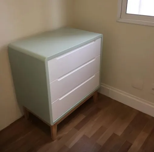 Vende-se um berço e uma cômoda em bons estado completa.