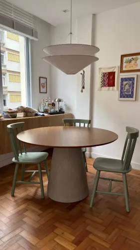 Mesa de jantar redonda 120 cm com tampo MDF freijó e base cone 100% concreto