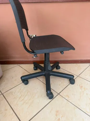 Cadeira de plástico reforçada