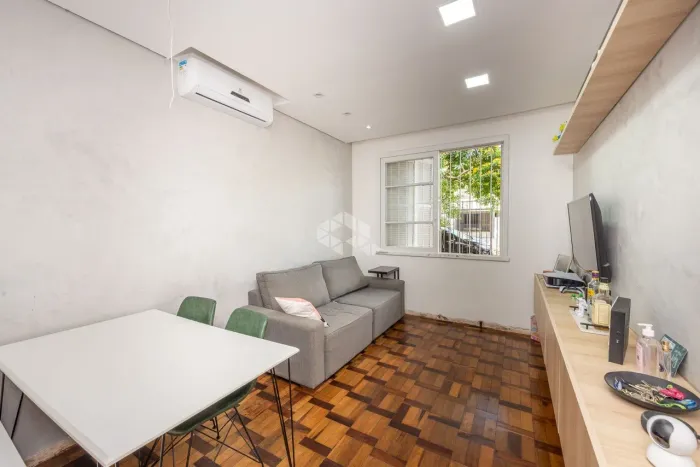 Apartamento com 3 dormitórios, térreo com pátio no bairro Mont Serrat