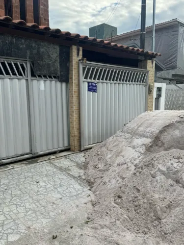 Portões de alumínio 3.500 os dois.