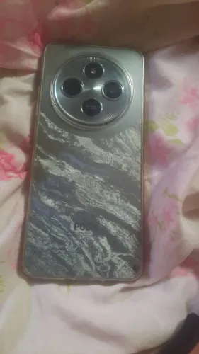 Celular novo, com apenas uma pequena marca de uso que não interfere em nada!!