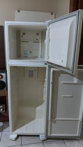 Geladeira electrolux de 371 litros funcionando perfeitamente