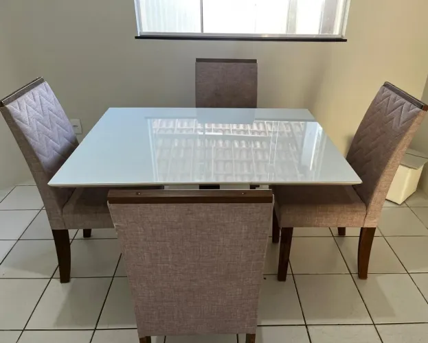 Mesa com 4 cadeiras