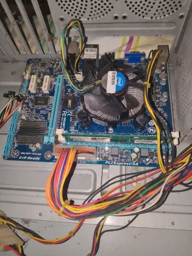 CPU DDR3 I3 3 GERACAO 4 DE RAM lLiga mais não dá video