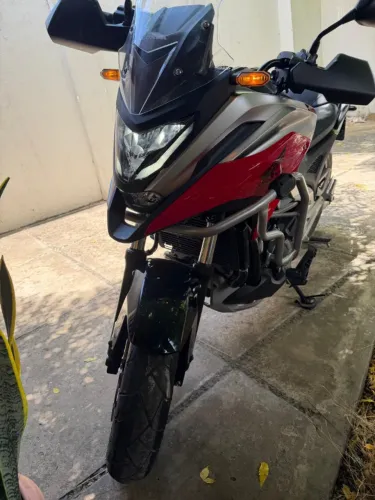 Honda NC750X/DCT automática com acessórios.