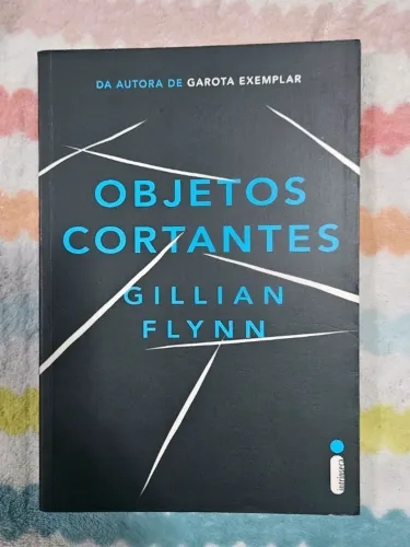 livro objetos cortantes gillian flynn