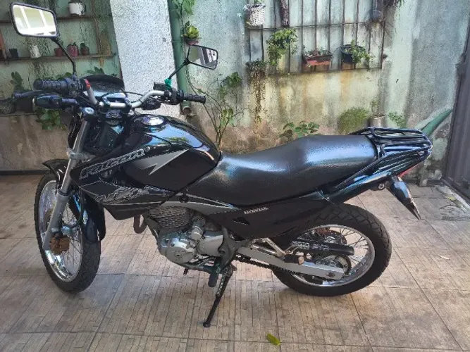 NX400 Falcon em perfeito estado de conservação, pneus e relação novos.Toda original 