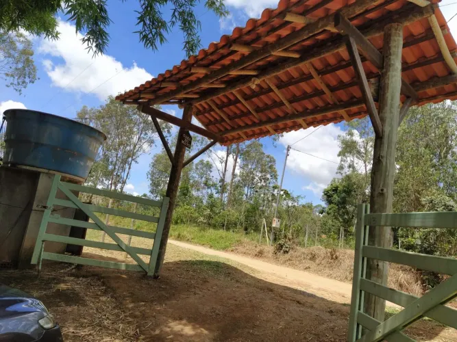 Chácara com asfalto na porta