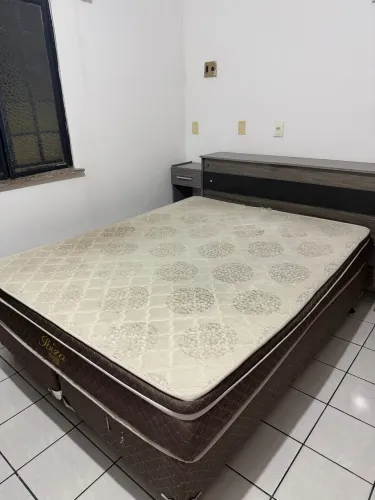 Cama Box Queen Bem conservada! 