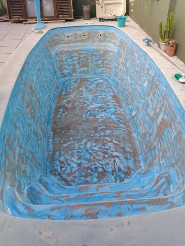 Pinturas e reparos em piscinas de fibra 