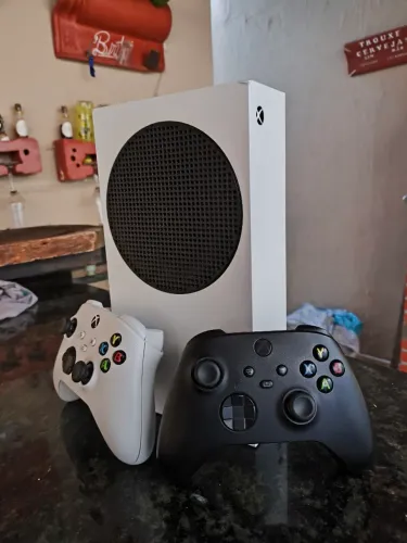 ? Xbox Series S - Ótimo estado + controles e cabos originais
