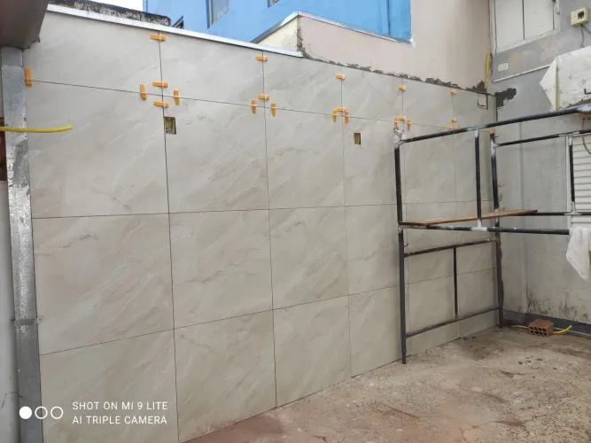 Obra do alicerçar o acabamento