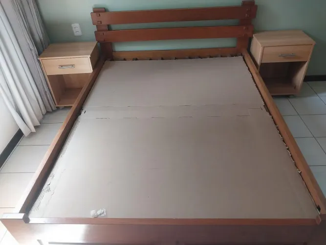 Vendo cama de casal em madeira macissa com quatro gavetas e mais dois criados mudos.