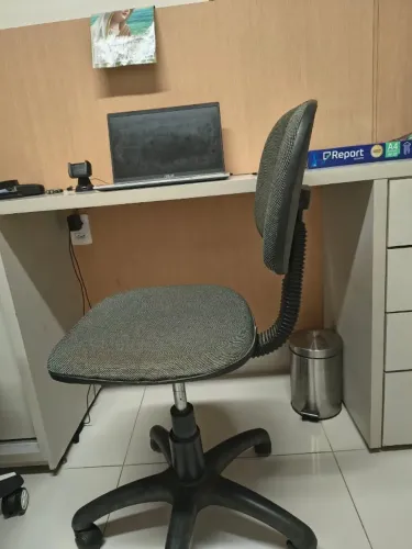 Cadeira de Escritório Ergonômica com Encosto Ajustável e Rodízios