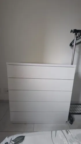 Cômoda branca com 5 gavetas