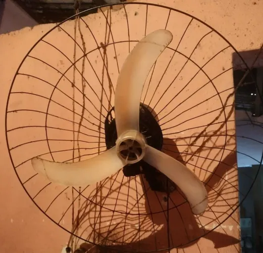 Ventilador de parede funcionando 