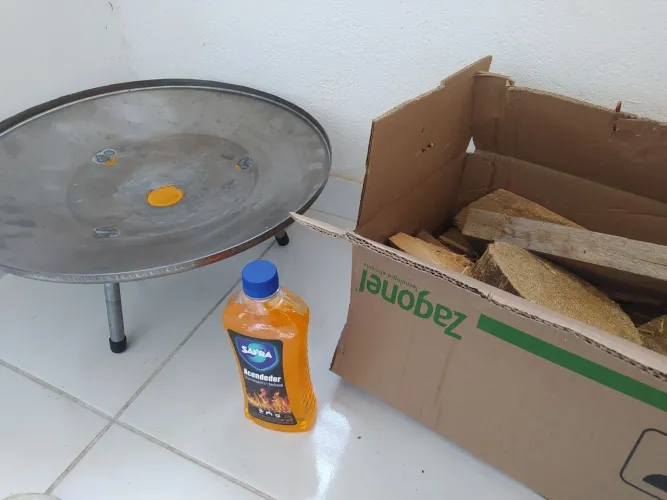LAREIRA EXTERNA COM LENHA E ACENDEDOR