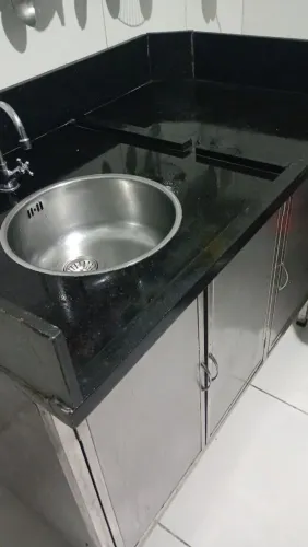 Balcão em inox com 3 portas e pia com pedra de mármore pesada pesada