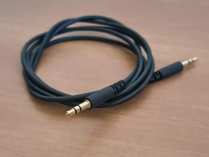 Cabo Auxiliar P2 para P2 Stereo Preto Banhado Ouro 1m Audio Som Carro Fone
