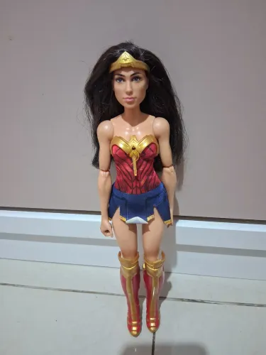 Boneca Mulher Maravilha articulada