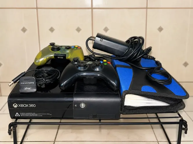     Xbox 360 Desbloqueado + 2 Controles + Mais de 20 Jogos em CD + Jogos na Memória 