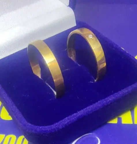 Alianças 1 Pedra Diamantes 1 mm Ouro 18 Kilates Peso 5.00 Gramas 4 mm