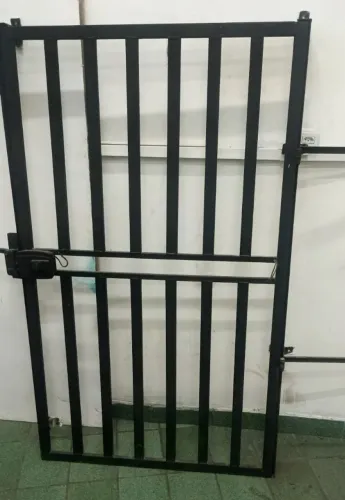 Portão ferro com fechadura automática,pintado