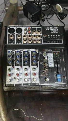 Mesa de som profissional Soundcraft SX602FX USB 4 CANAIS