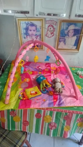 Tapete pedagógico infantil com itens variados