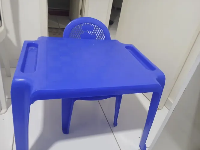Vende se uma mesa infantil em bom estado de uso