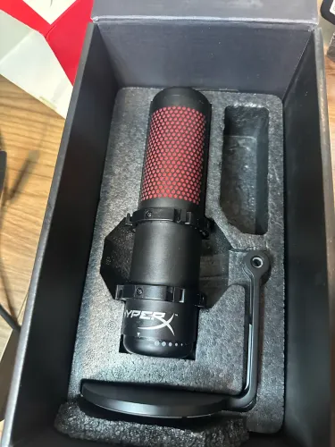 Microfone HyperX QuadCast Original com base de mesa original.