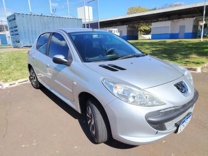 Peugeot 207 XR 1.4 Flex 8V 5P 2011