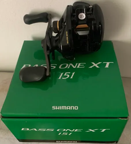 Carretilha de pesca Shimano Bass One XT151 preto grafite- tambor dourado lado esquerdo