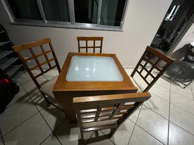 Vendo jogo de Mesa com 4 cadeiras de madeira 
