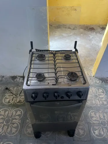 Fogão elétrico com 4 bocas e forno elétrico