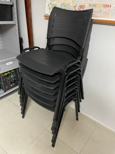 Cadeira ISO preto empilhavel