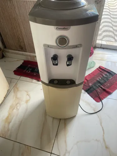 Bebedor de água todo bom gelando perfeitamente