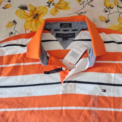 Camisa marca Tommy Hilfiger, nova, original, importada, tamanho Grande, colorida.