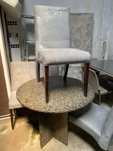 Mesa de mármore com 4 cadeiras 