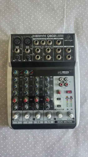 Mesa de Som Behringer Q802 USB
