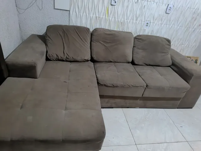 Sofa de canto e mesa com baquetas 