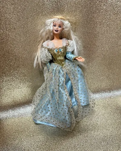 Barbie antiga com roupa da Rapunzel antiga