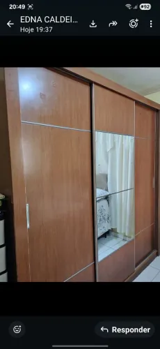 Guarda-roupa com espelho