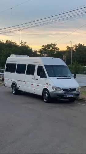 Van disponível para fretamentos 