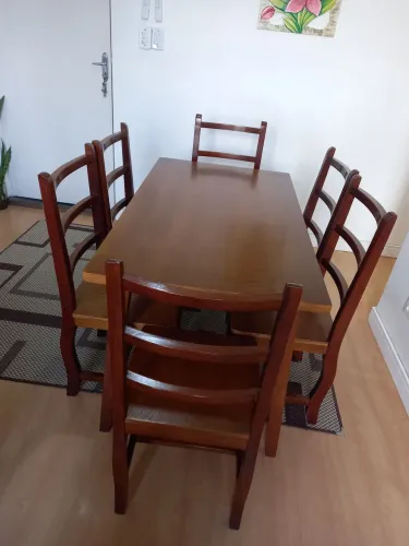 Mesa de madeira maciça com 6 cadeiras